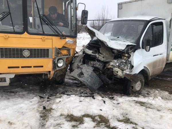 Школьный автобус попал в аварию в станице Суворовская